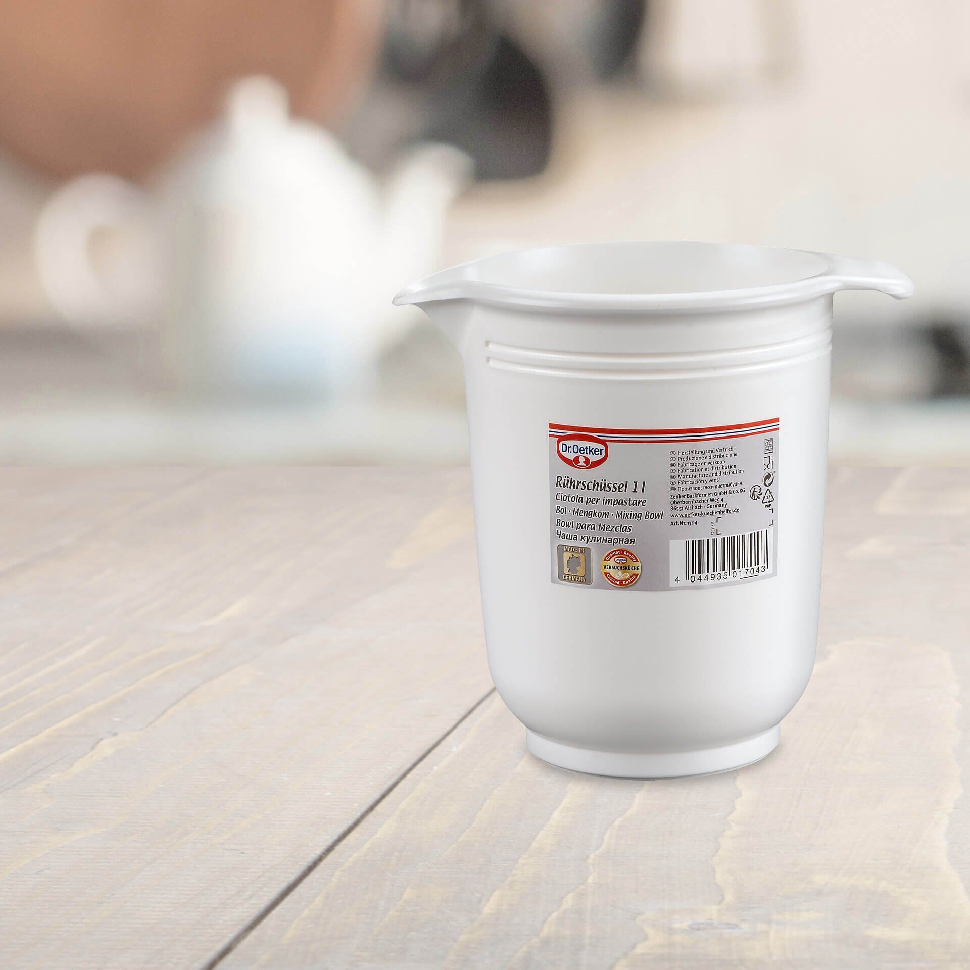 Rørebolle plast 1 L med måleskal hvit detalj av tut