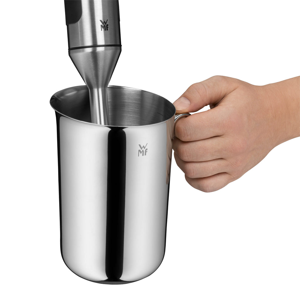 Rørebolle rustfritt stål 12,5 cm 1,5 L med helle og grep - WMF i bruk