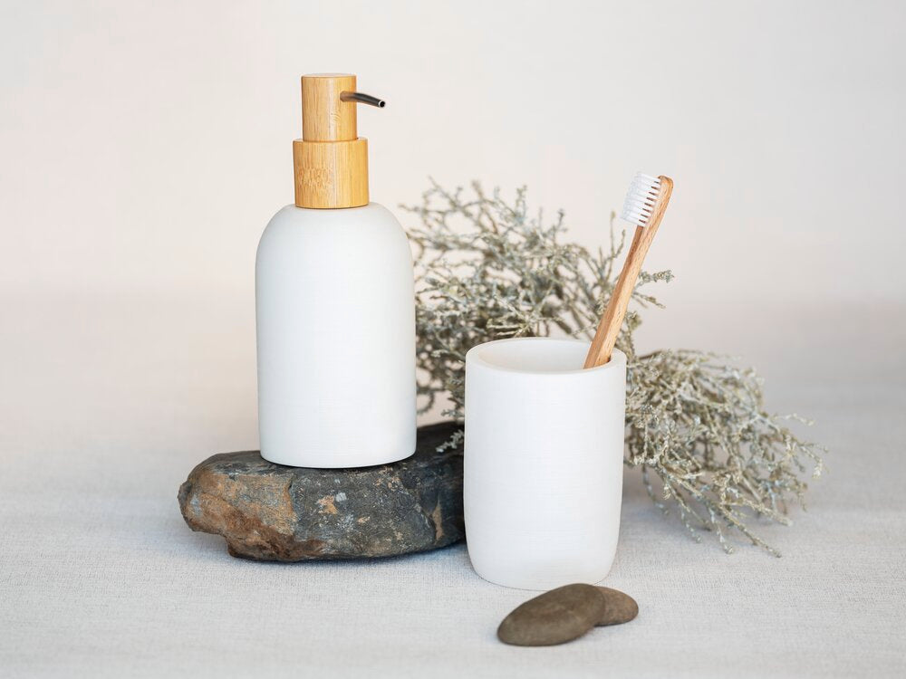 Detaljbilde av Såpedispenser Altavalle hvit polyresin og bambus