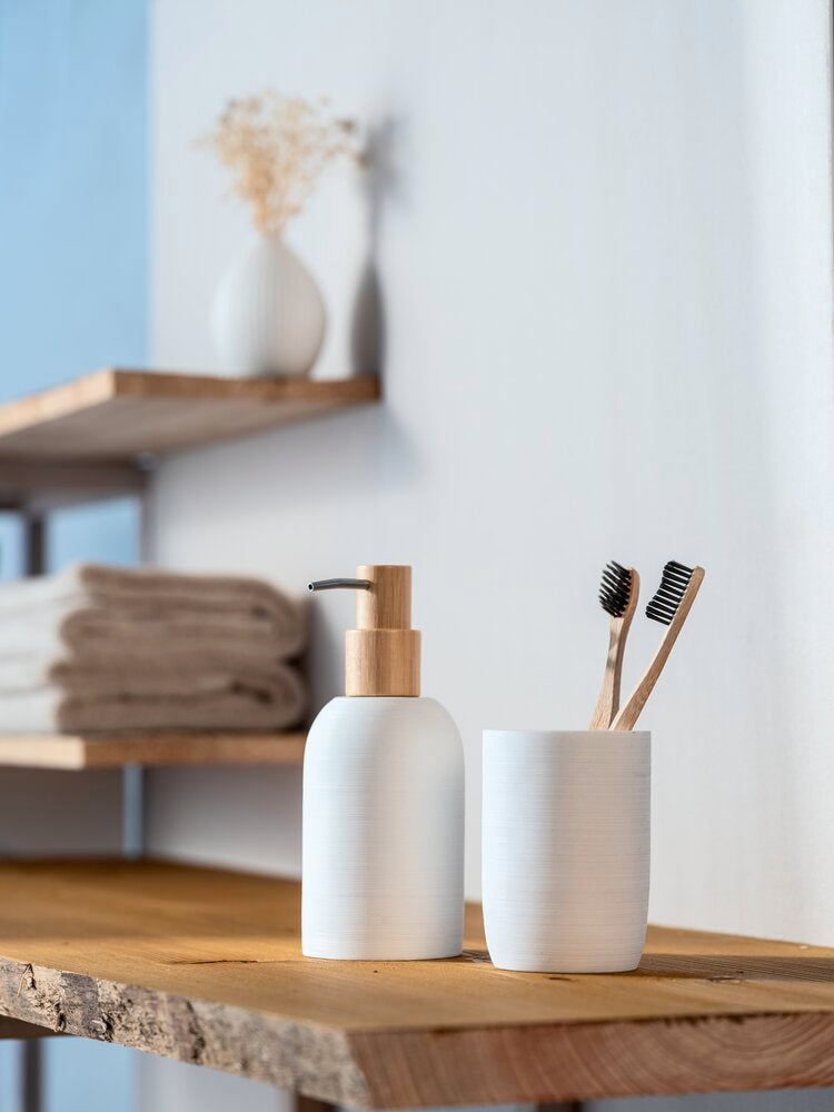 Nærbilde av pumpe på Såpedispenser Altavalle hvit polyresin og bambus