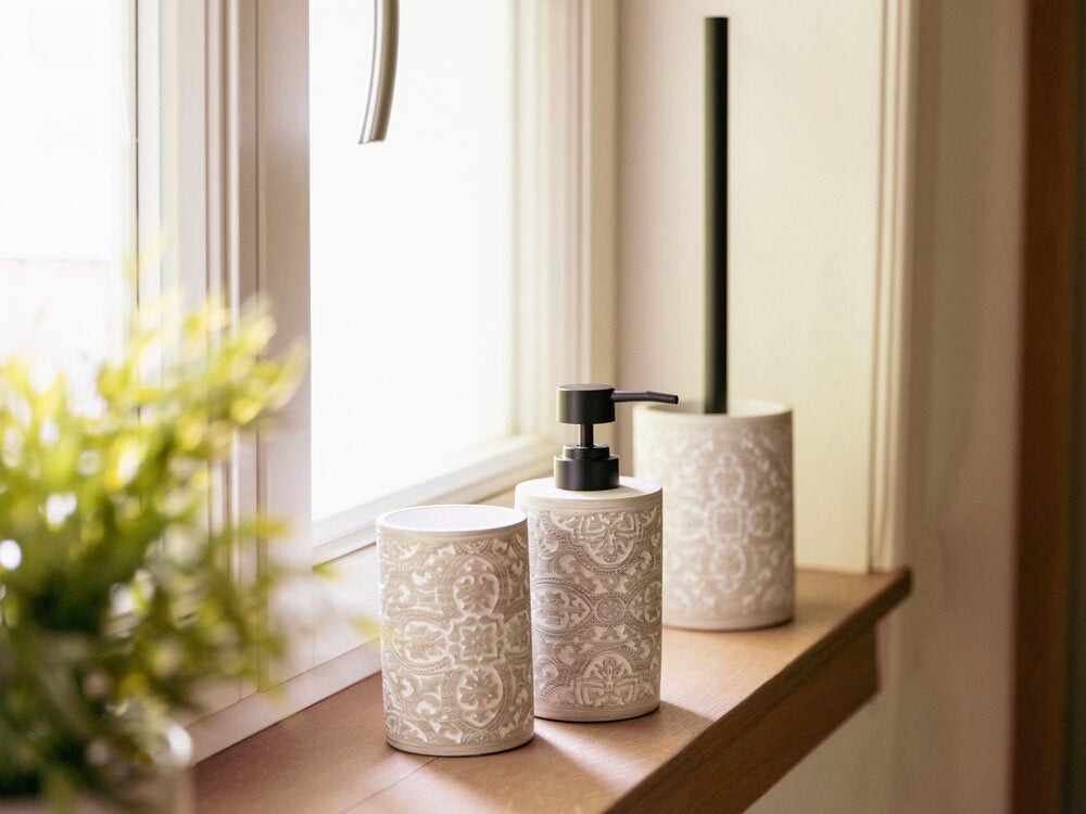 Detalj av tekstur på Såpedispenser Ortezzano grå med strukturert overflate