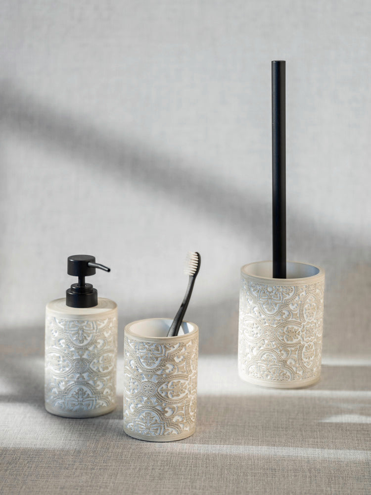 Nærbilde av pumpe på Såpedispenser Ortezzano grå med strukturert overflate