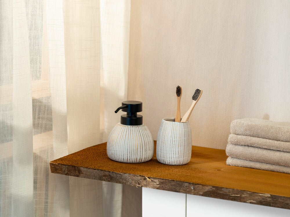 Detalj av Såpedispenser Pascoli hvit/gull keramikk