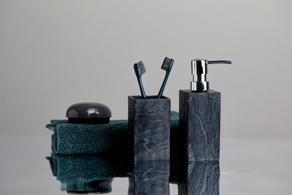 Såpedispenser Slate Rock svart polyresin 250 ml montert på vask
