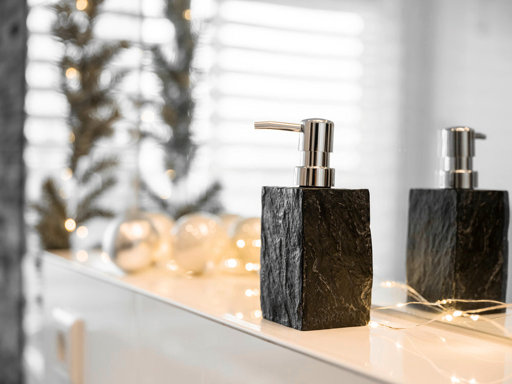 Såpedispenser Slate Rock svart polyresin 250 ml på badekant