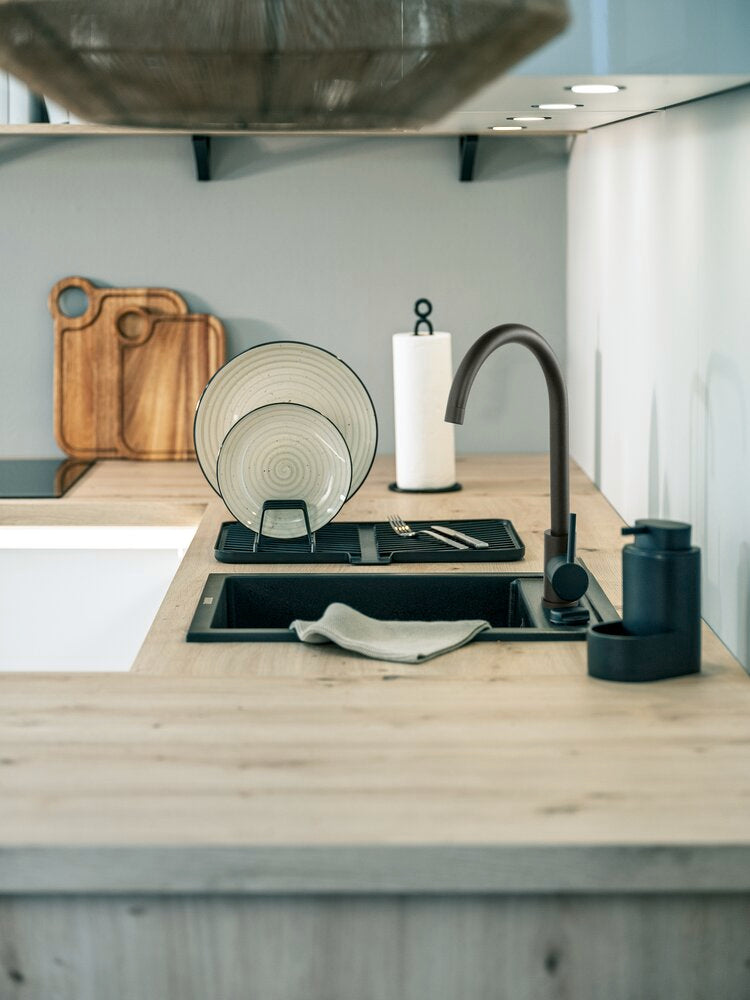 Nærbilde av svampholder på Såpedispenser svart med svampholder 0,4 L plast Schöner Wohnen