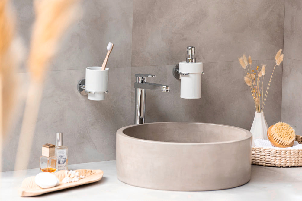 Såpedispenser UV-Loc® Isera rustfritt stål blank i bruk