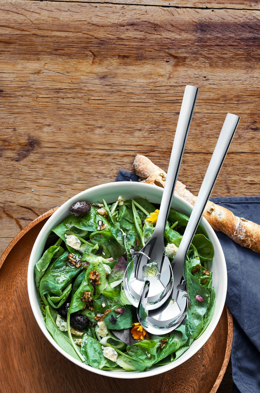 Detalj av salatbestikk i Salatsett 3-delt med salatbolle porselen og salatbestikk Nuova - WMF