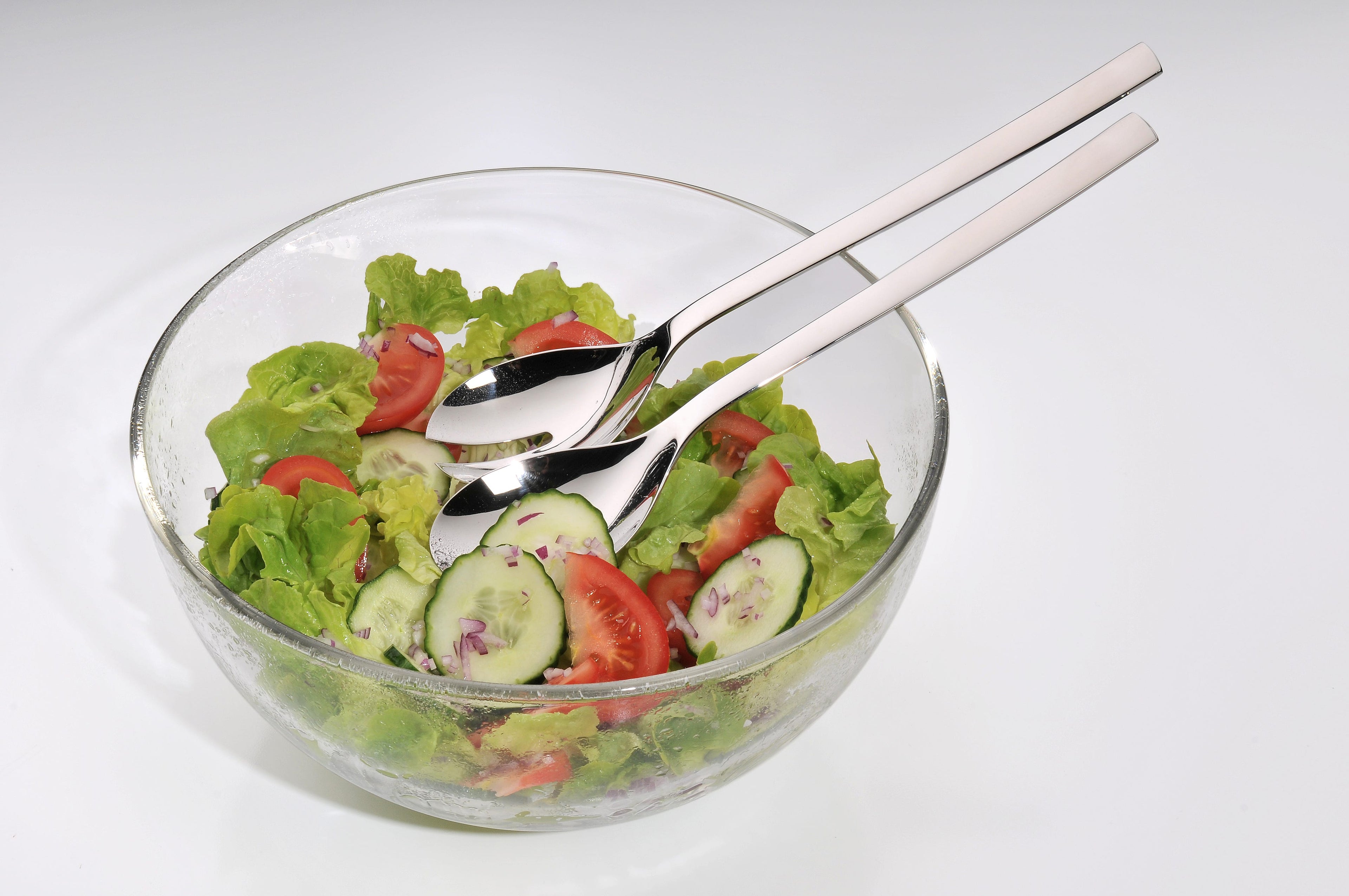 Salatsett 3-delt Taverno glasskål 23,5 cm med bestikk montert på bord