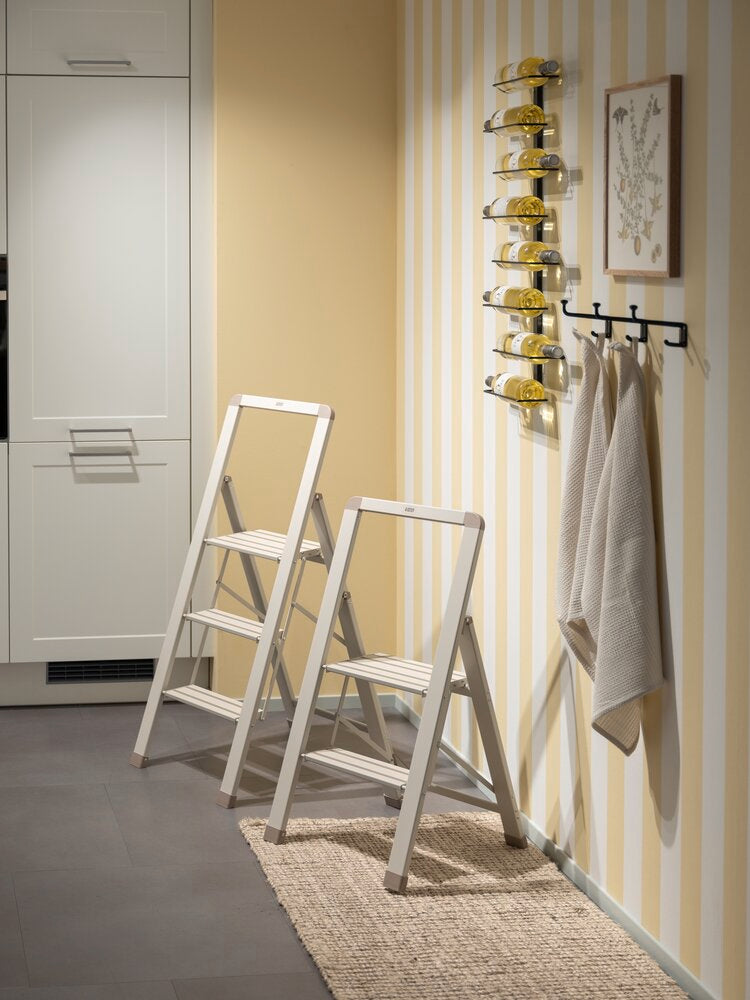 Sammenleggbar trappestige JOLIE 2-trinns beige aluminium detalj