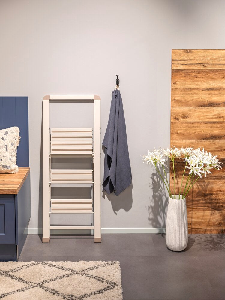 Montert sammenleggbar trappestige JOLIE 3-trinns beige aluminium i bruk