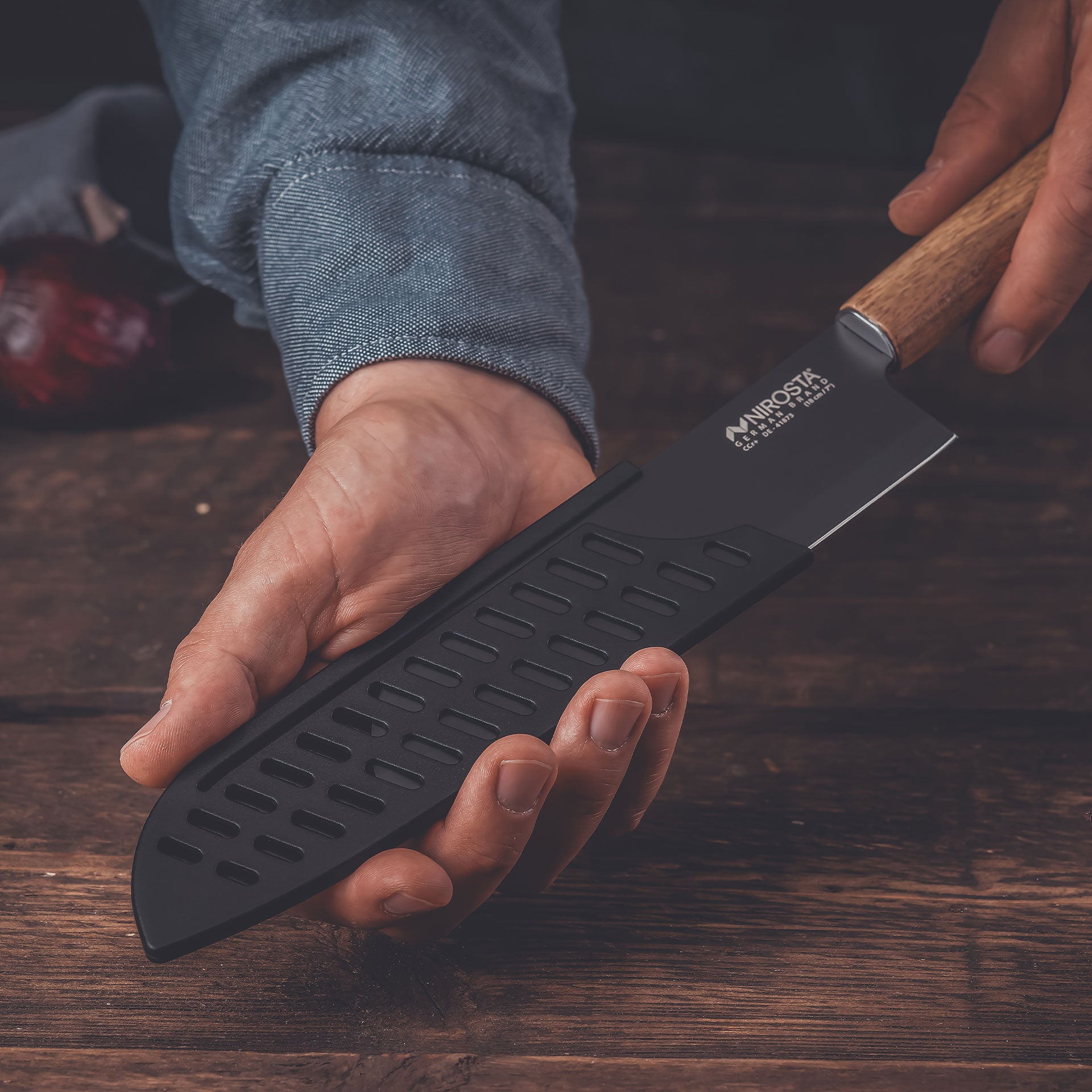 Detalj av trehåndtak på Santokukniv Flow 18 cm rustfritt stål med trehåndtak