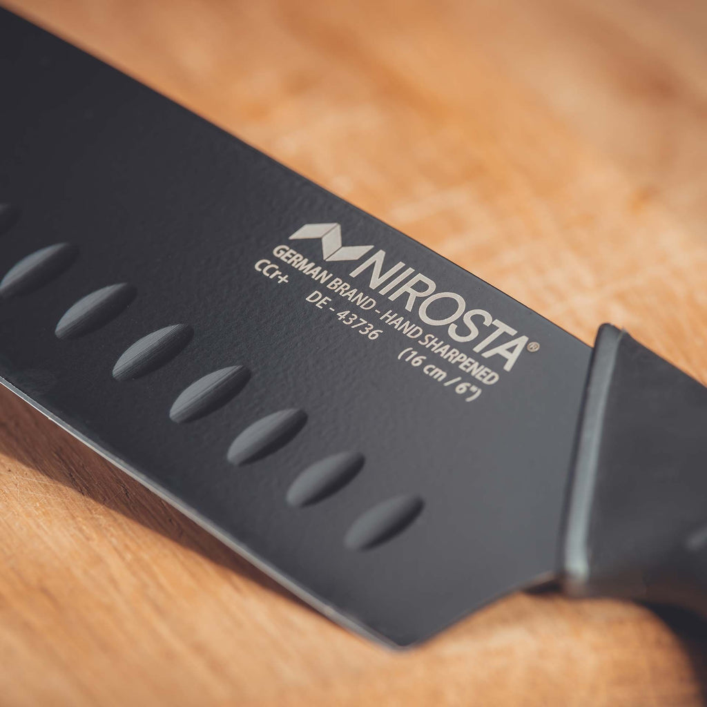 Santokukniv Wave 16 cm rustfritt stål - Nirosta i bruk på kjøkken