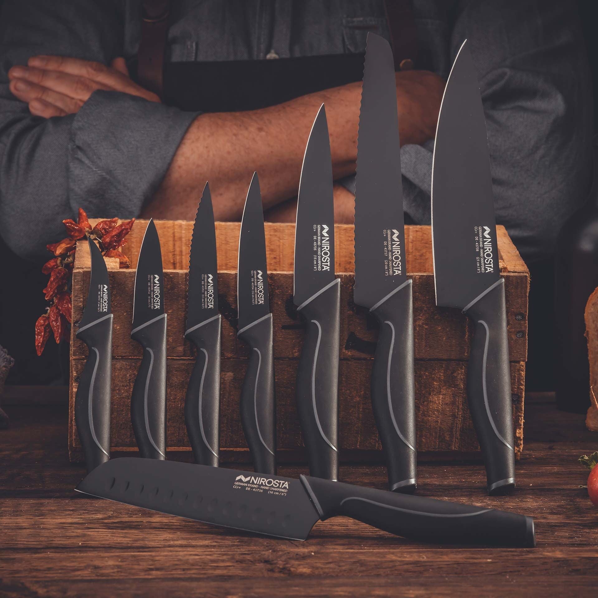 Santokukniv Wave 16 cm rustfritt stål - Nirosta liggende på bord