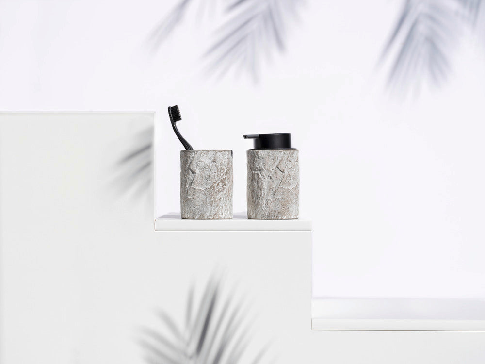 Detalj av pumpe på Såpedispenser Albacete grå/svart sement og plast 0,3 L