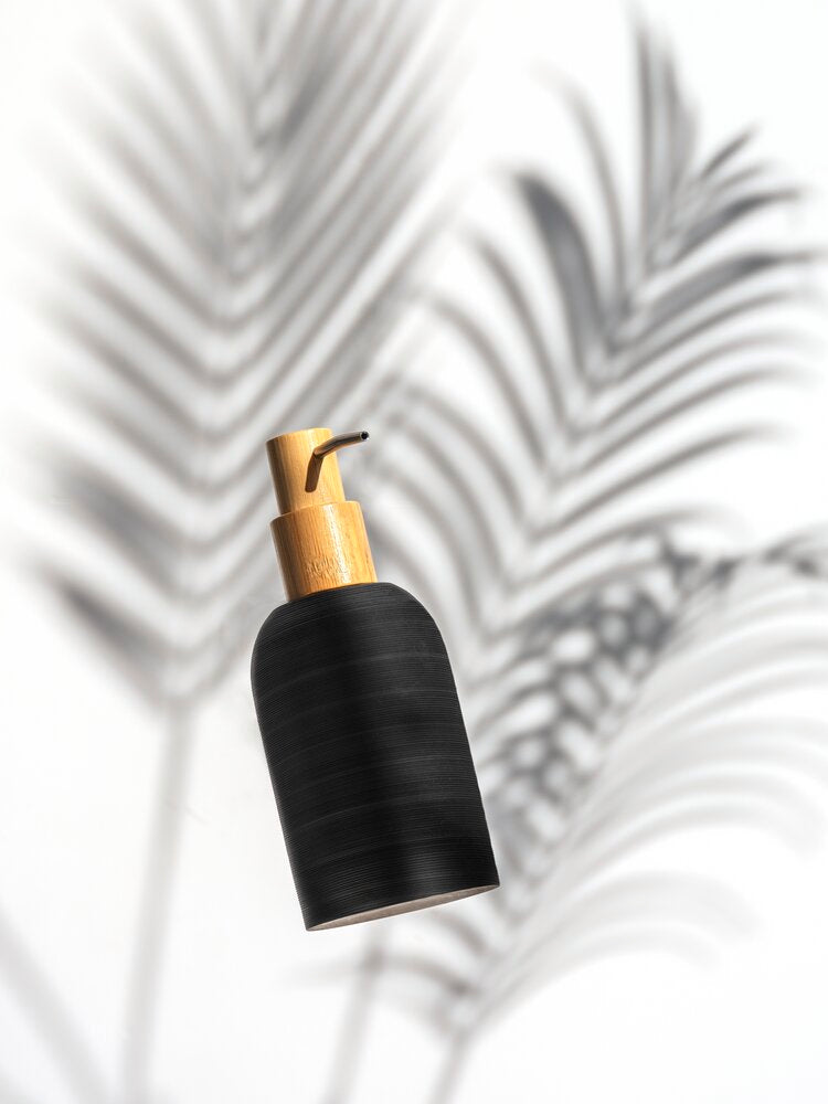 Detalj av pumpe på Såpedispenser Altavalle svart polyresin og bambus