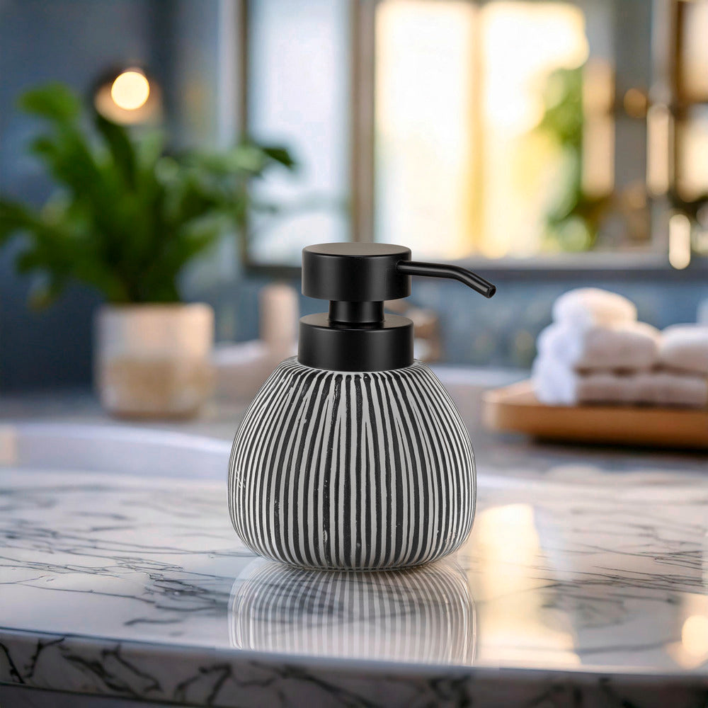 Detalj av pumpe på Såpedispenser Pascoli hvit/svart keramikk 0,5 L