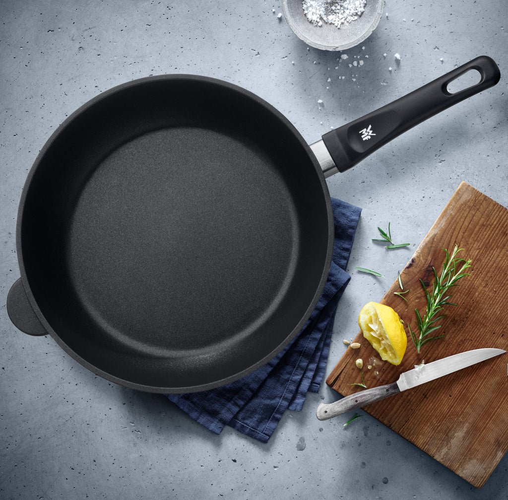 Sauteringspanne 28 cm non-stick aluminiumsstøp 3,4 L montert på kokeplate