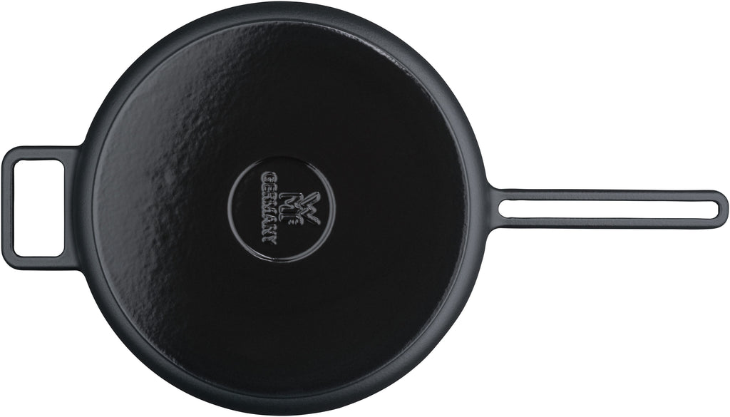Montert Sauteringspanne Flavour 28 cm støpejern med lokk på komfyr