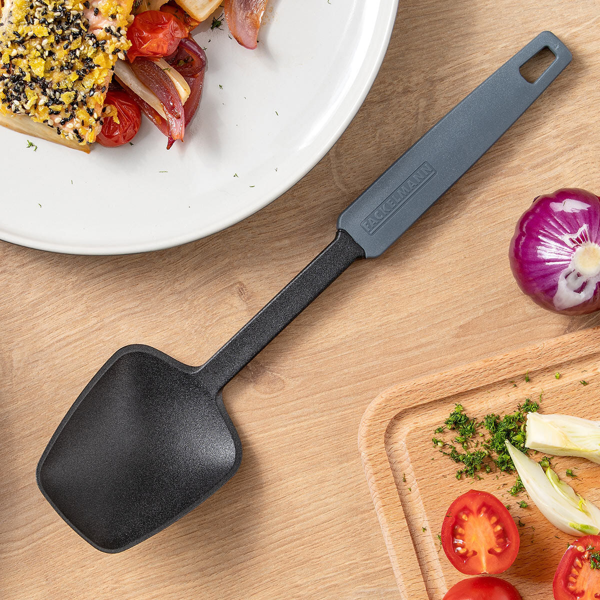 Serveringsskje plast non-stick-vennlig med opphengshull - Fackelmann bakside