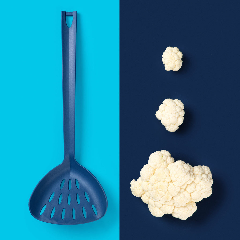 Sileskje plast blå 34 cm - Tasty nærbilde av silen