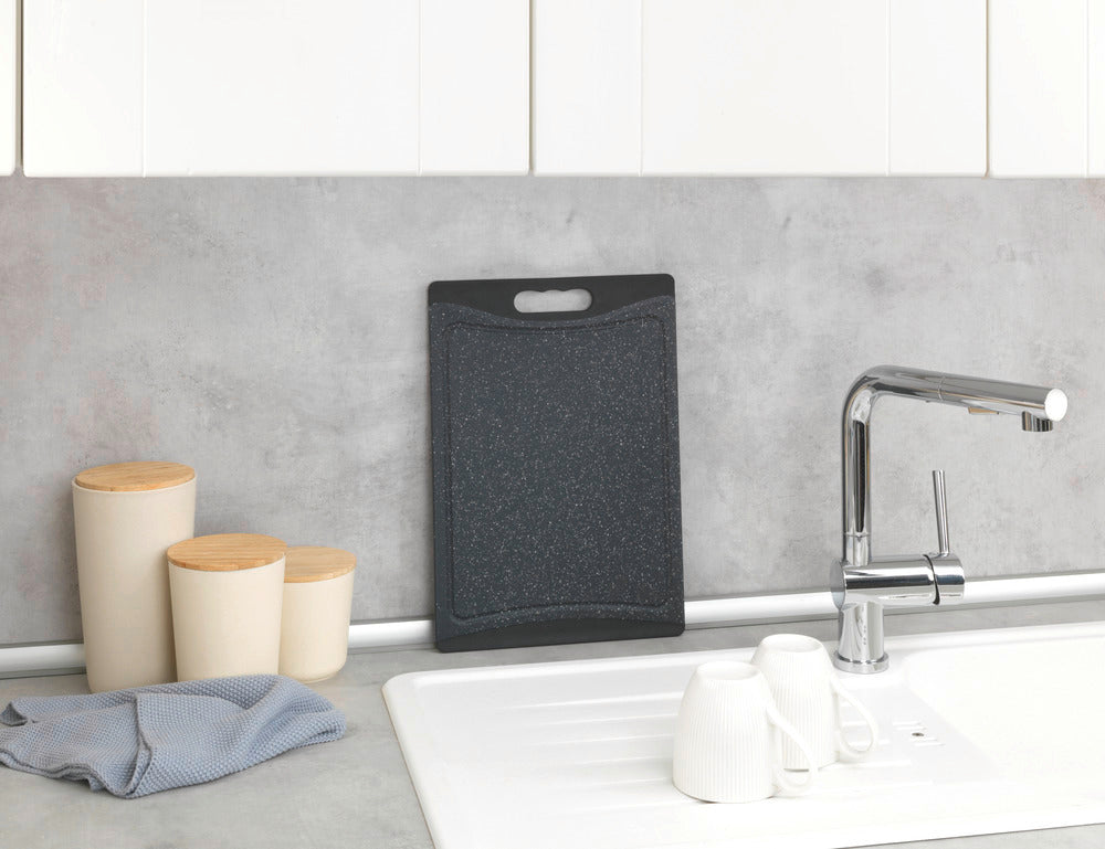 Bakside av skjærefjøl plast svart 36x24,5 cm med saftrenne og håndtak