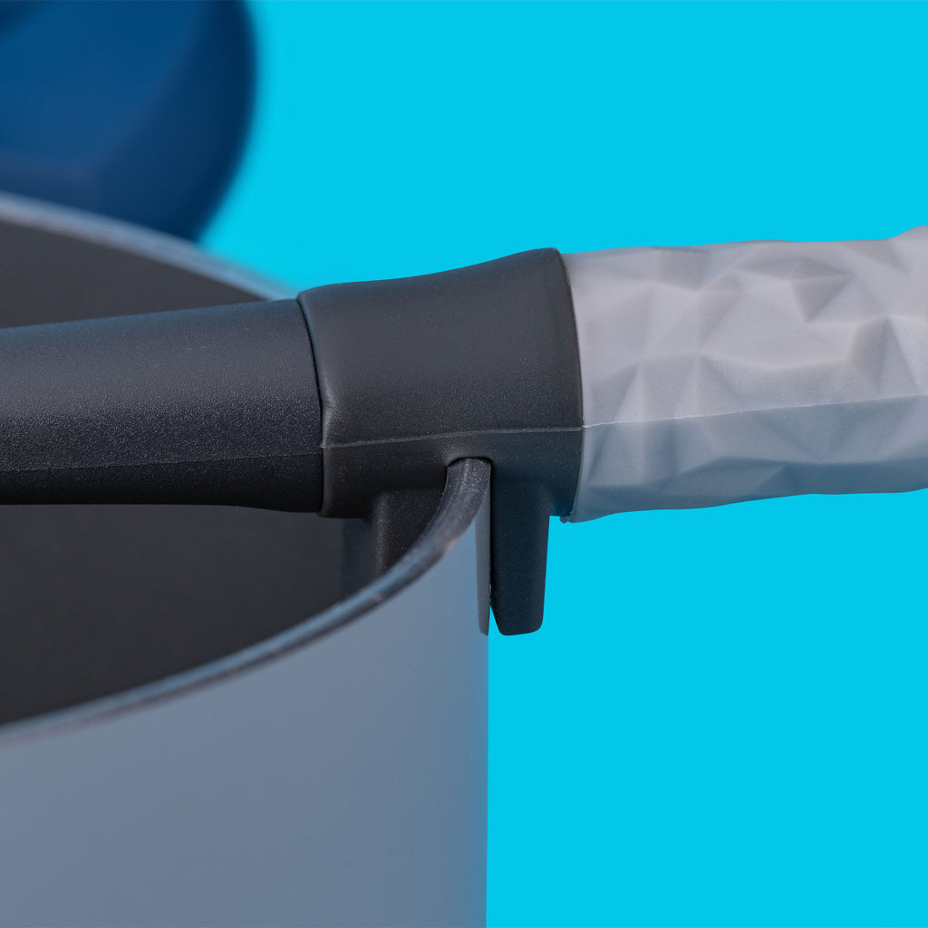 Detaljbilde av sleiv med silfunksjon og gryteholder Ocean Blue - Tasty