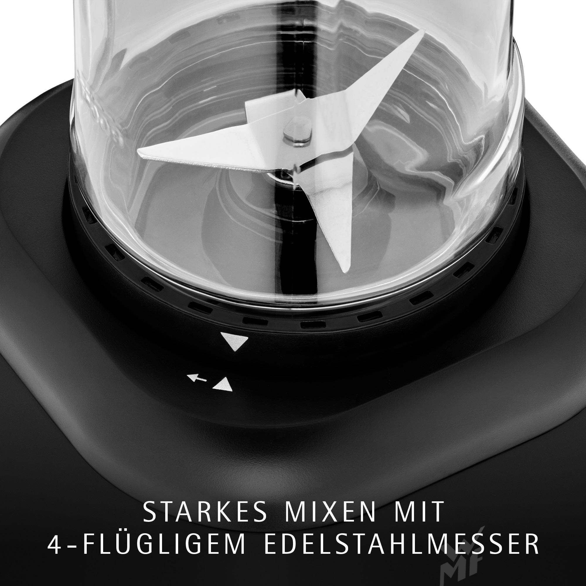 Smoothieblender Mix & Go 0,6 L 300W deep black - WMF i bruk på kjøkkenbenk