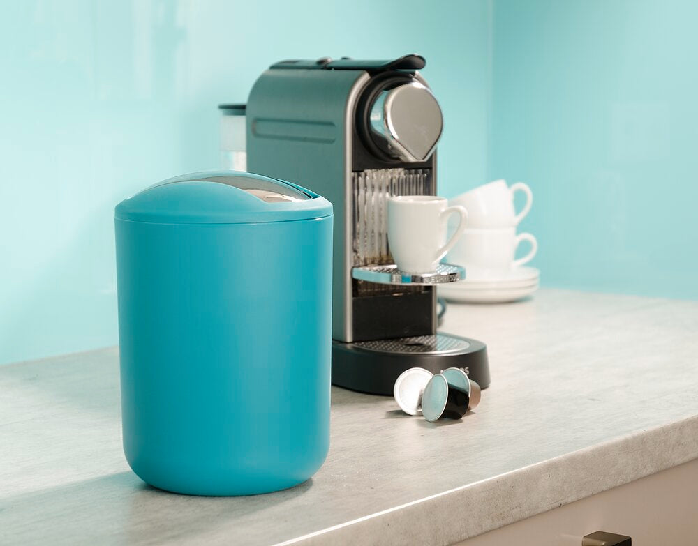 Søppelbøtte med vipplokk Brasil petrol 2 L plast montert i kjøkken