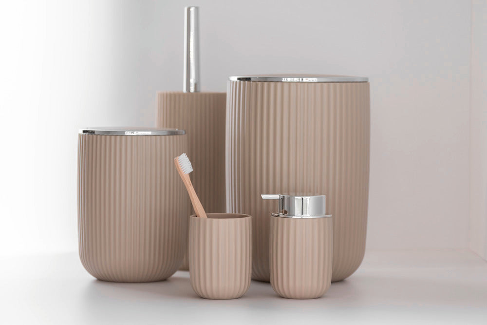 Søppelbøtte med vipplokk Agropoli beige 5,5 L - WENKO montert i bad