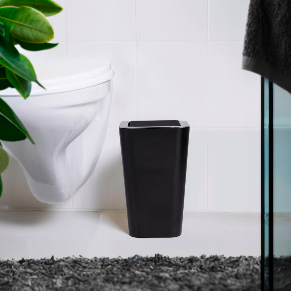 Søppelbøtte med vipplokk Candy svart 6 L plast montert på baderom