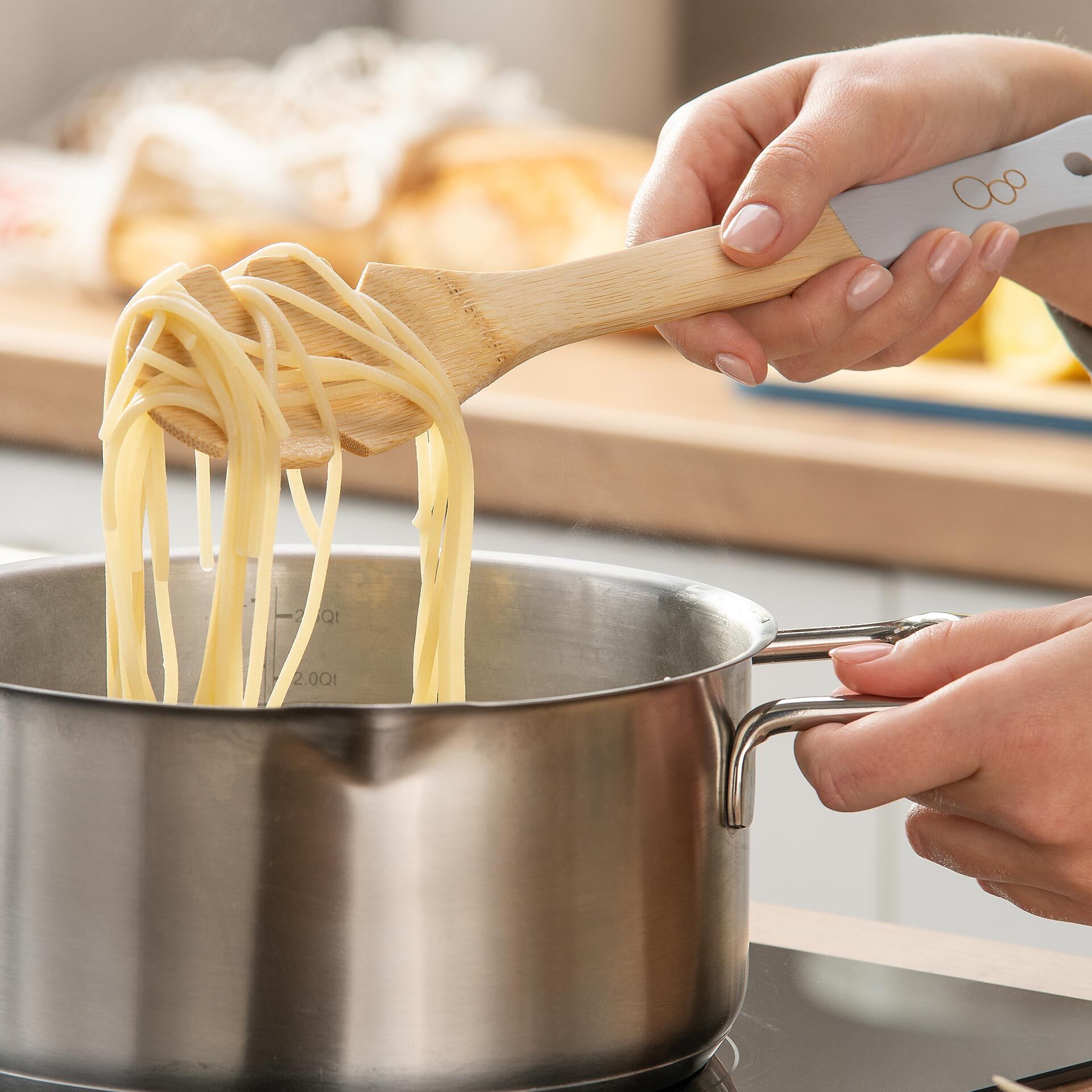 Spaghettiskje bambus med opphengshempe grå detalj