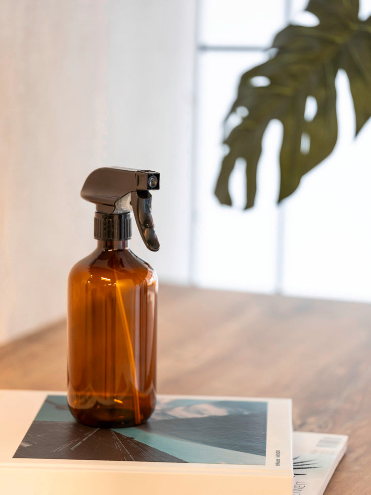 Detalj av sprayflaske for klesvask Bruna resirkulert plast 500 ml