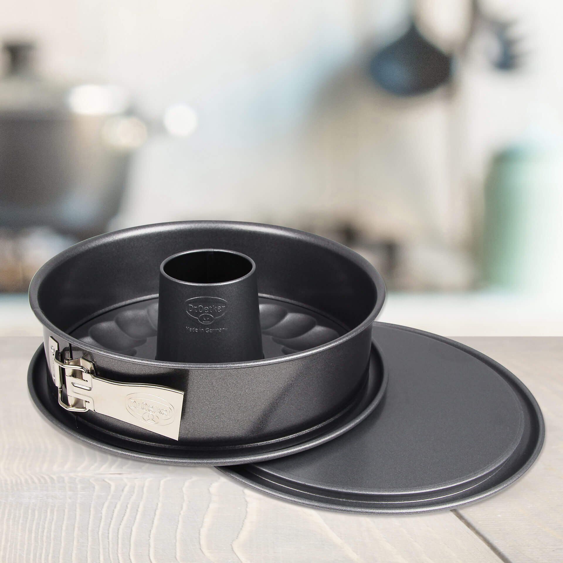 Detalj av non-stick belegg på Springform Ø24 cm med flat- og rørbunn non-stick - Dr. Oetker