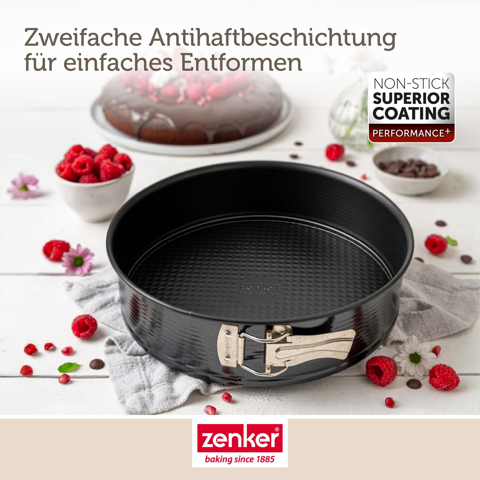 Springform med flat bunn Ø24 cm non-stick stål - Zenker i bruk med kake