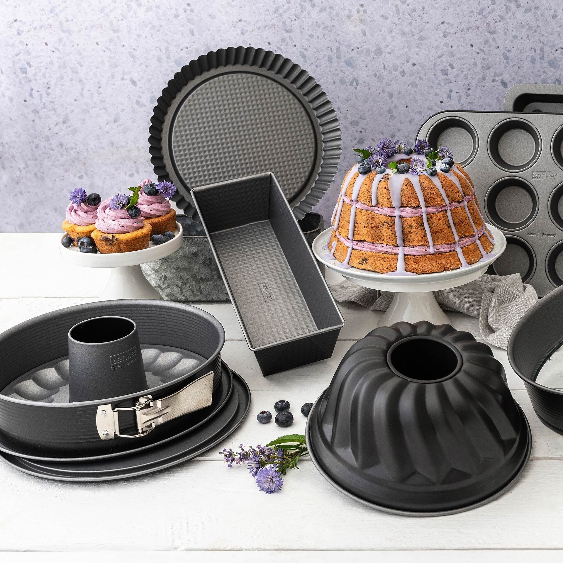 Nærbilde av non-stick belegg på Springform med flat- og rørbunn og lekkasjevern Ø28 cm - Zenker
