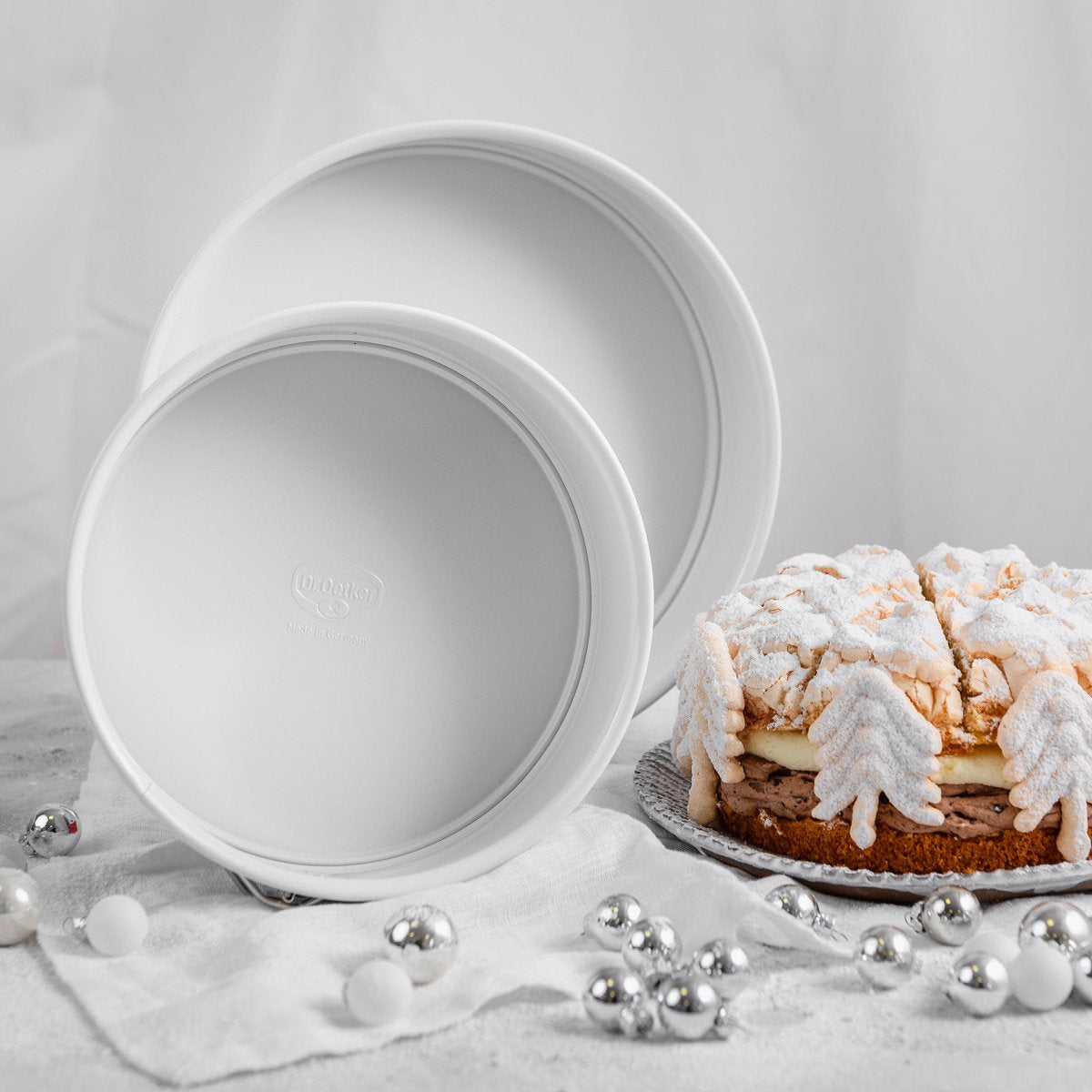 Springform hvit/grå Ø26 cm til julebakst - Dr. Oetker i bruk under julebakst