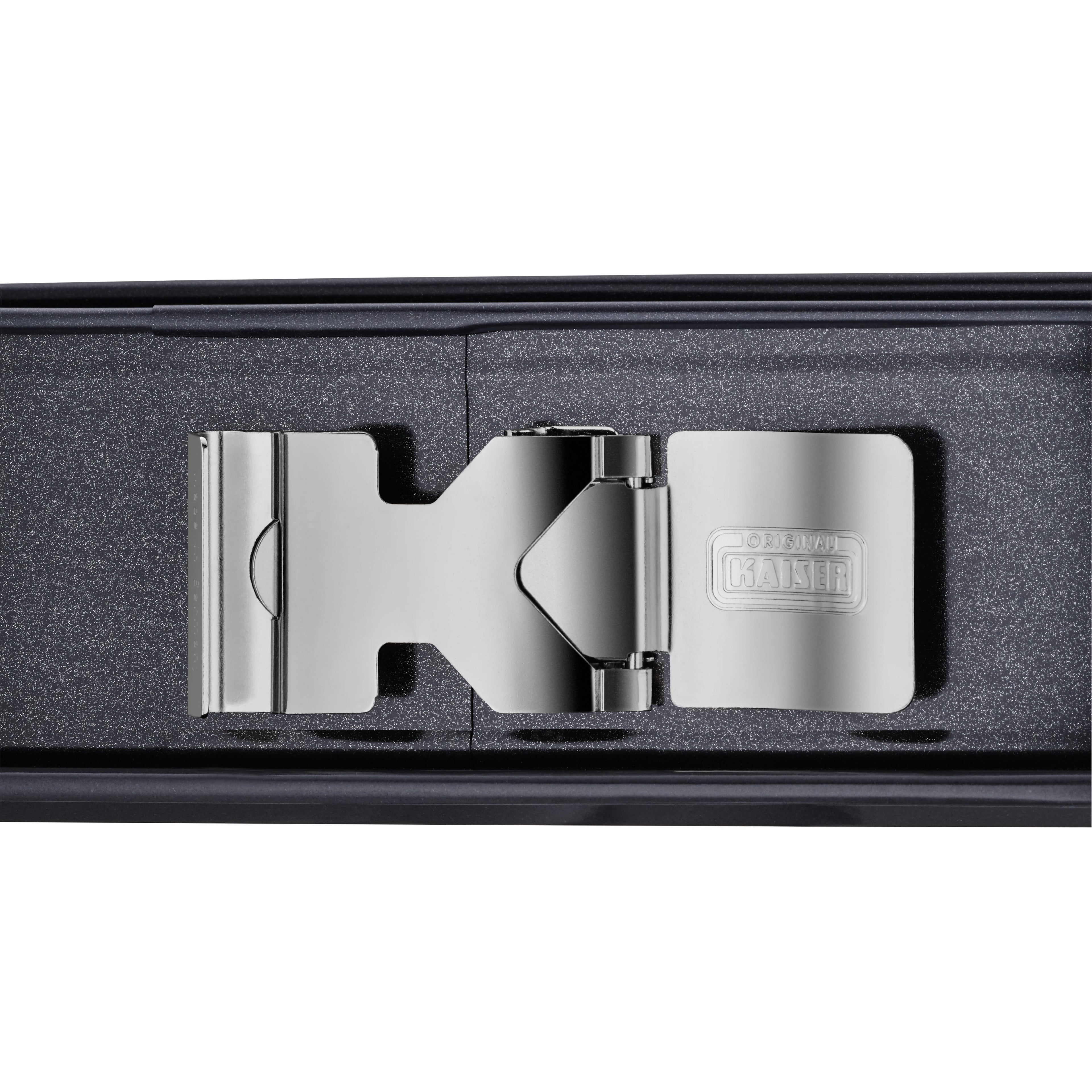 Detalj av SafeClick-lås på springform med rørbunn og SafeClick 26 cm non-stick