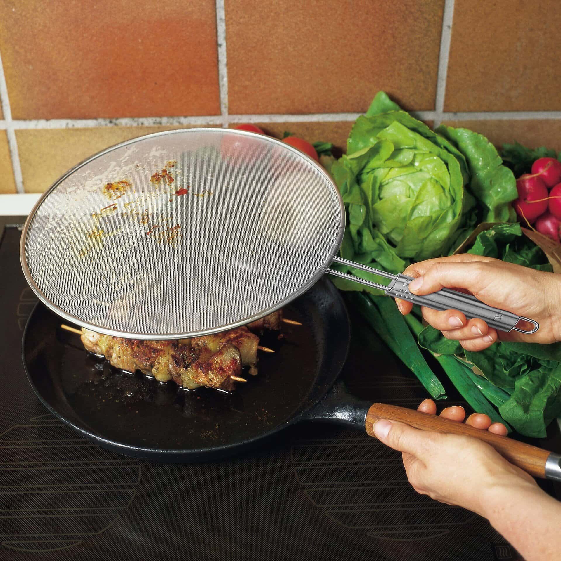 Sprutbeskytter rustfritt stål Ø29 cm - Fackelmann håndtak detalj