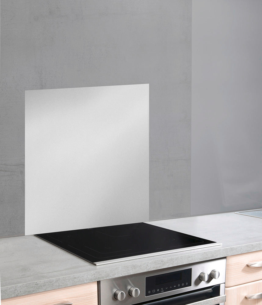 Nærbilde av overflate på Spruttbeskytter glass sølv 60 x 70 cm for kjøkkenvegg
