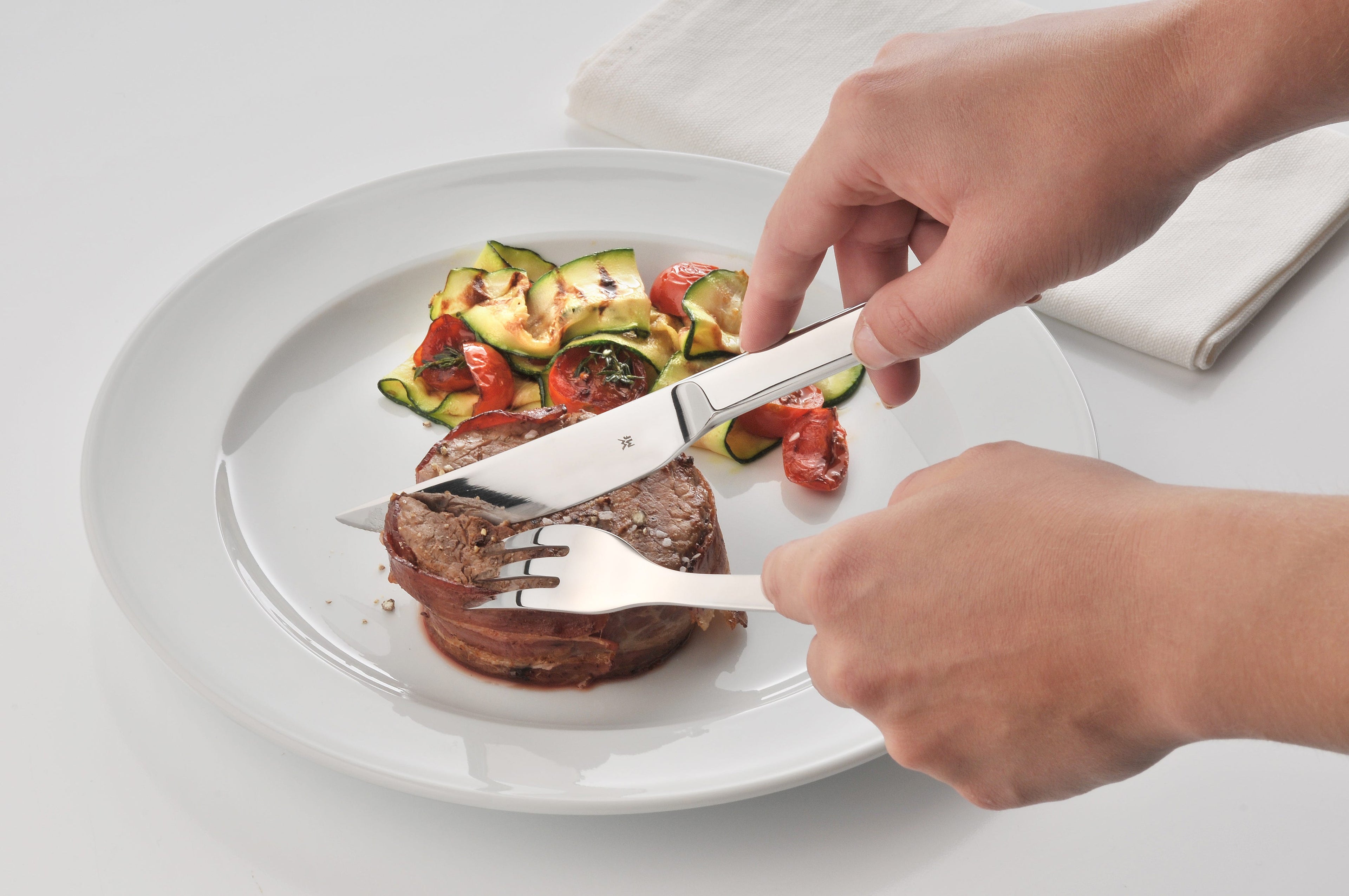 Detalj av gaffel i Steakbestikk 2-delt sett polert Nuova 23 cm WMF