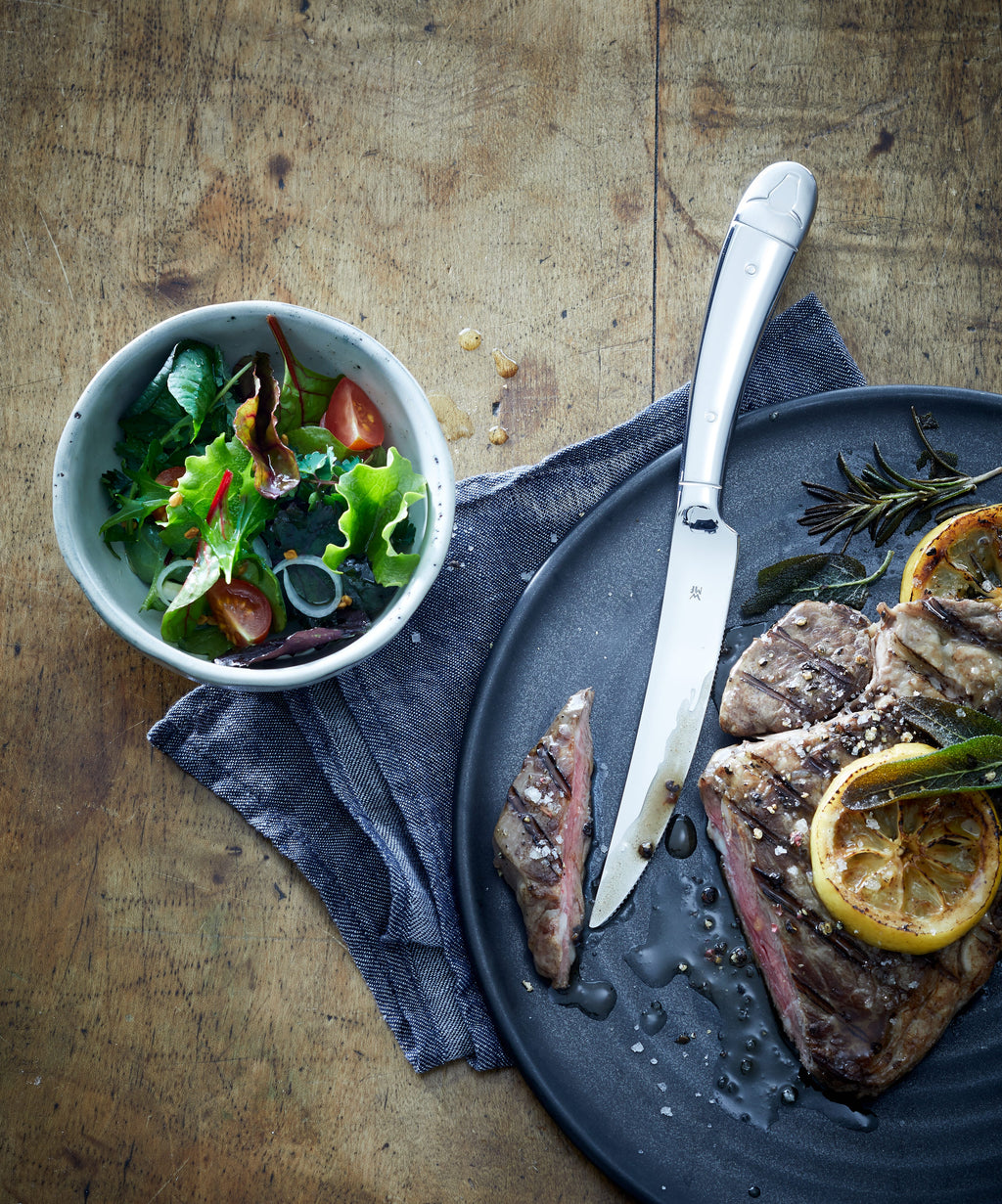 Steakkniver sett 6 deler polert Cromargan 18 10 23 cm WMF montert på bord