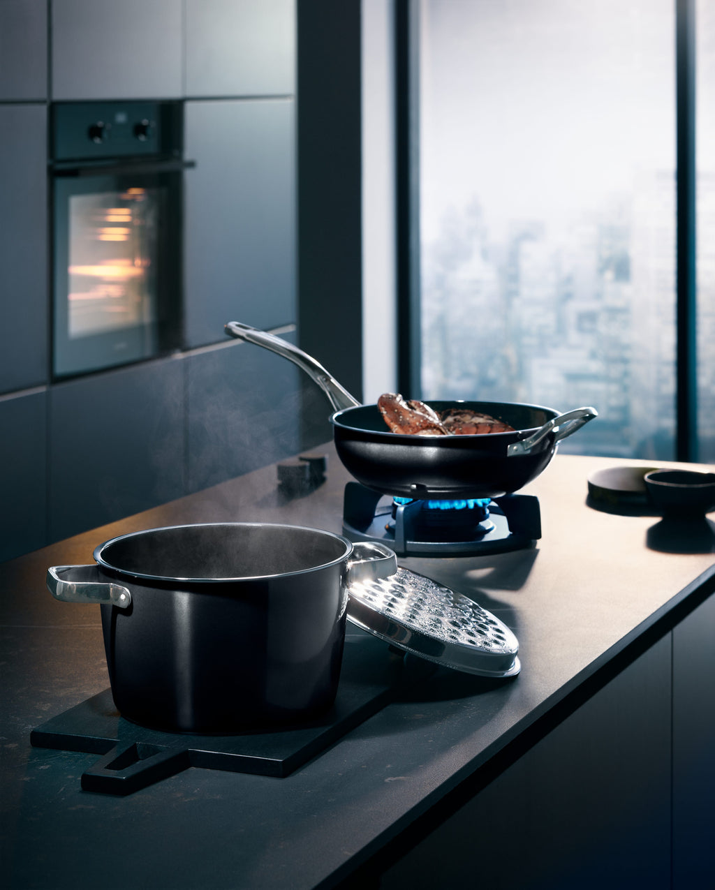 Stekegryte Fusiontec Aromatic med lokk 22 cm 3,1 L svart - WMF sett fra siden