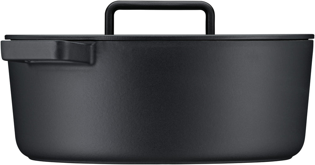Stekegryte oval støpejern 33 x 26 cm 8,6 L med lokk - WMF på bord