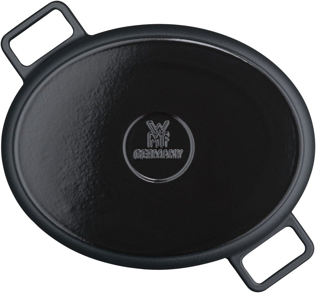 Stekegryte oval støpejern 33 x 26 cm 8,6 L med lokk - WMF sammen med kjøkkenutstyr