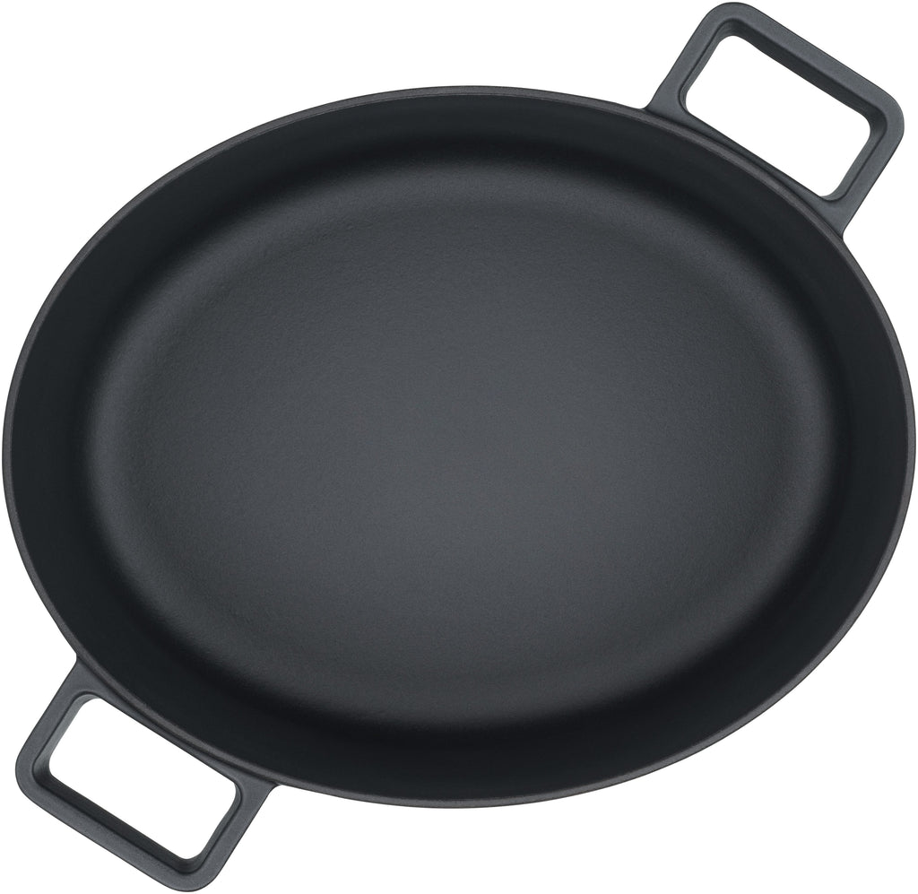Stekegryte oval støpejern 33 x 26 cm 8,6 L med lokk - WMF med mat inni
