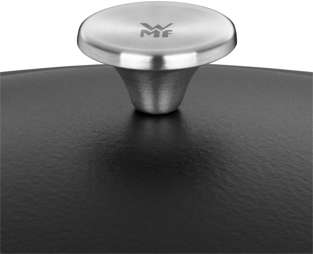 Stekegryte støpejern med lokk 30 cm 5,2 L oval emaljert - WMF montert på kokeplate