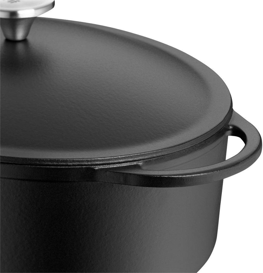 Nærbilde av hellekant på Stekegryte støpejern med lokk 30 cm 5,2 L oval emaljert - WMF