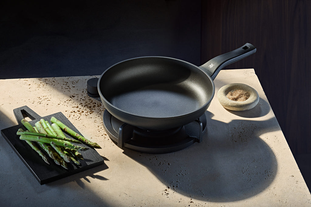 Stekepanne 24 cm non-stick aluminium PermaDur Excellent - WMF montert på kokeplate