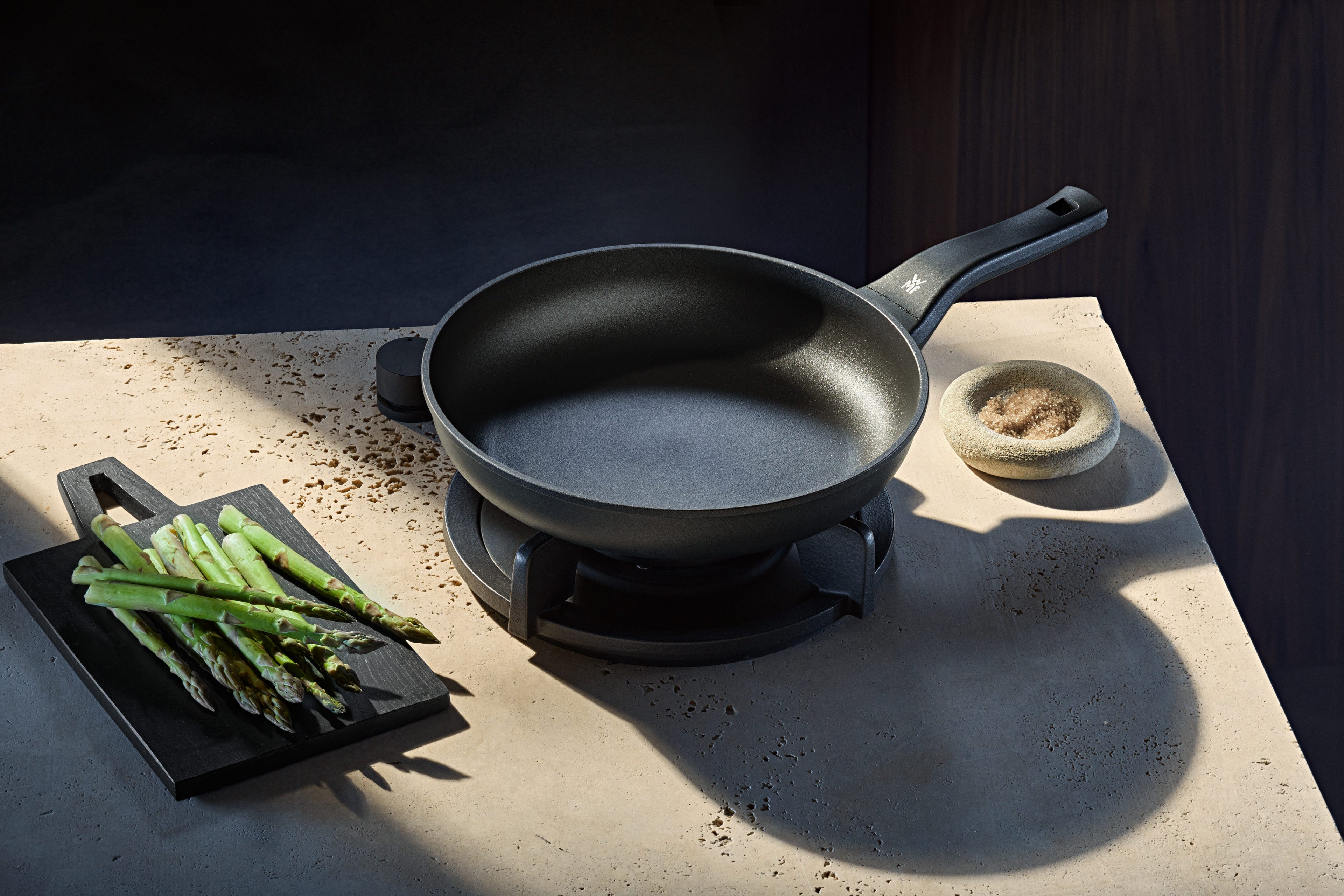Stekepanne 24 cm non-stick aluminium PermaDur Excellent - WMF montert på kokeplate